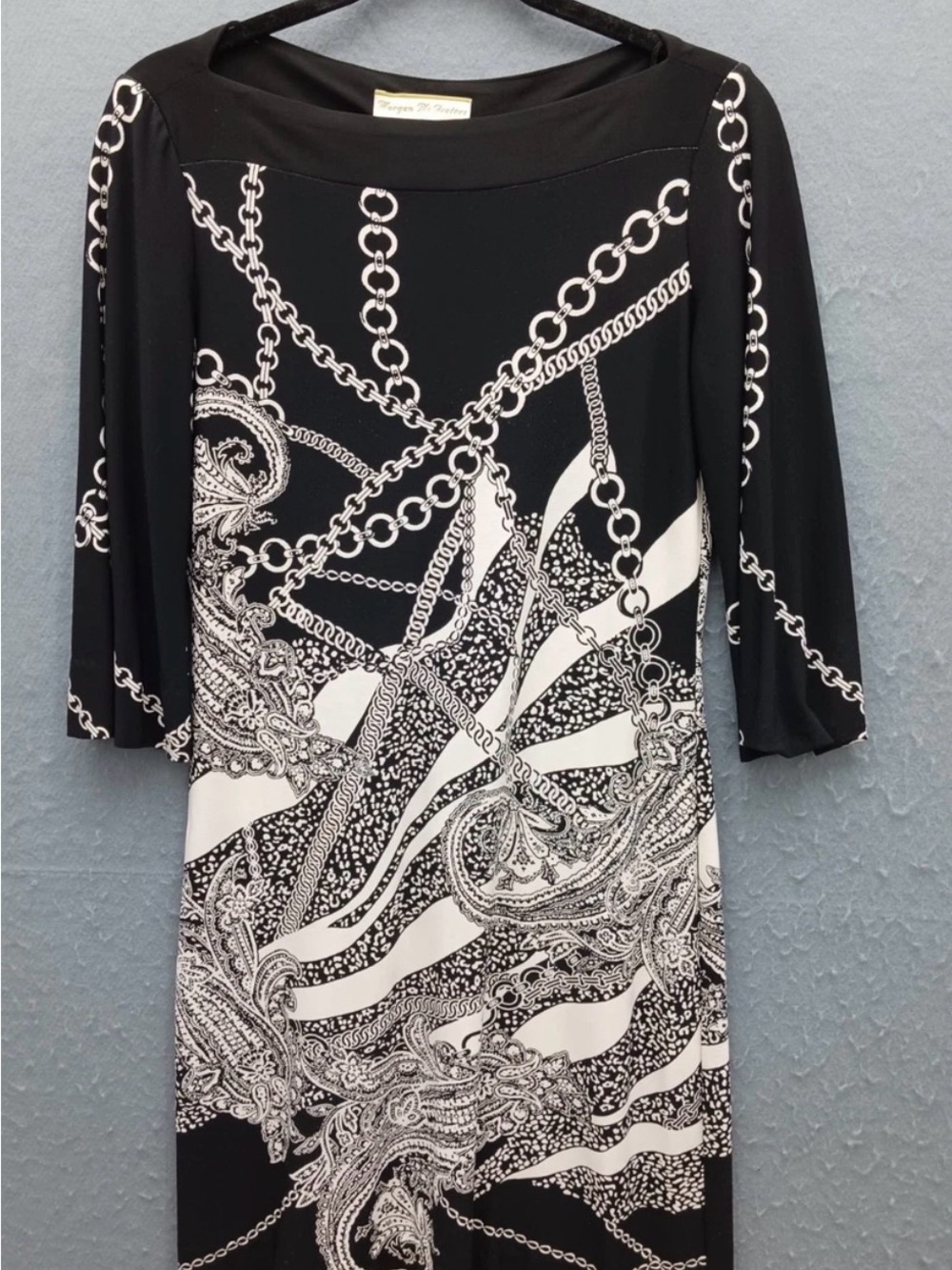 Donna Morgan Elegant Chain-Print Dress, Boat Neckline and Three-Quarter sleeves
